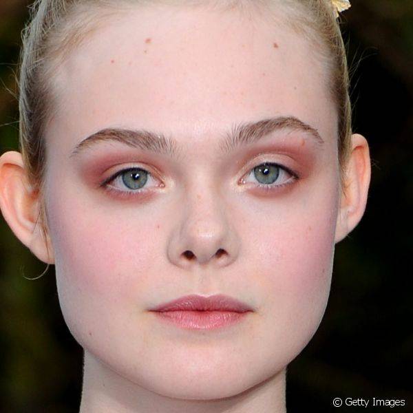 Durante um evento de divulgação do filme Malévola, em 2014, Elle Fanning usou um esfumado ousado com sombra vermelha espalhada de uma forma dramática sobre os olhos